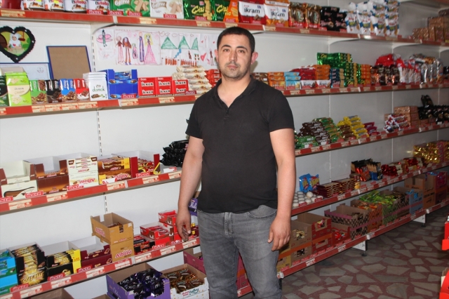 Antalya'da marketten hırsızlık güvenlik kamerasına yansıdı