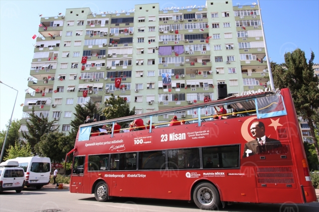 Antalya'da "mobil bando ve orkestrayla" konser