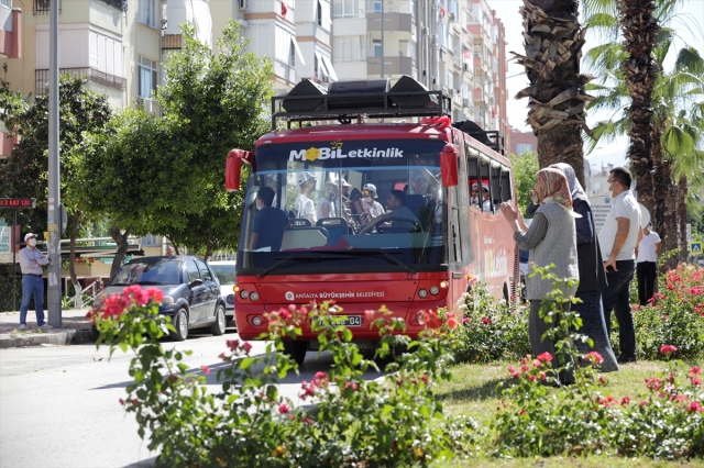 Antalya'da mobil mini konserler bayrama renk kattı