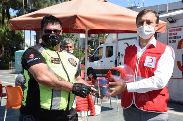 Antalya'da motosiklet tutkunlarından Türk Kızılaya kan bağışı