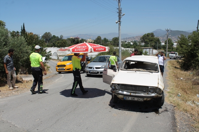 Antalya'da otomobil devrildi: 2 yaralı