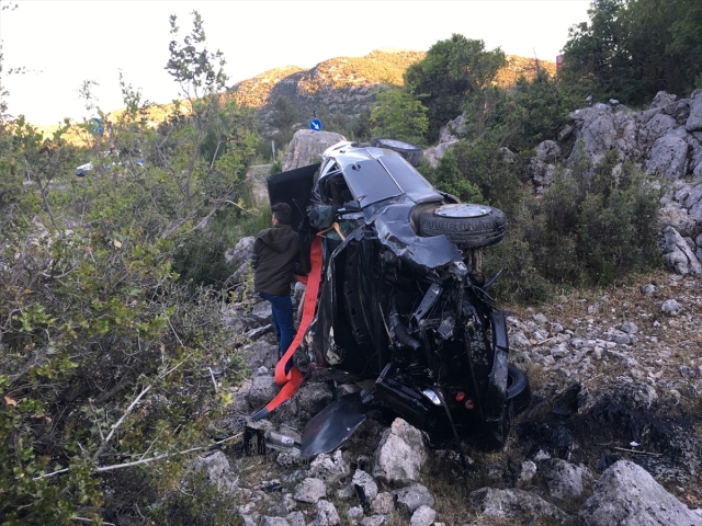 Antalya'da otomobil şarampole devrildi: 2 yaralı