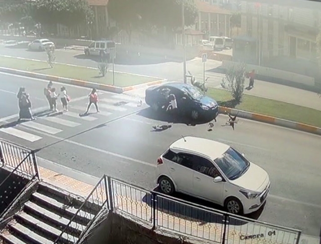  Antalya'da otomobil yayaların arasına daldı: 1’i ağır 3 yaralı   