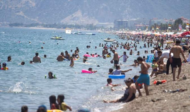 Antalya'da plajlarda yoğunluk
