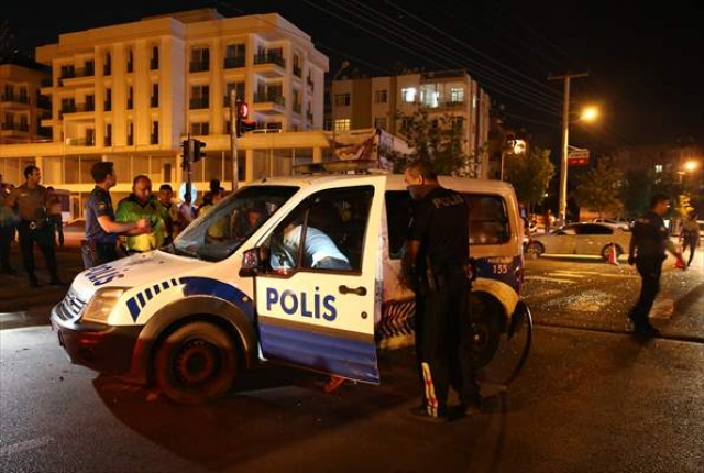 Antalya'da polis aracı otomobil ile çarpıştı: 2 polis yaralı