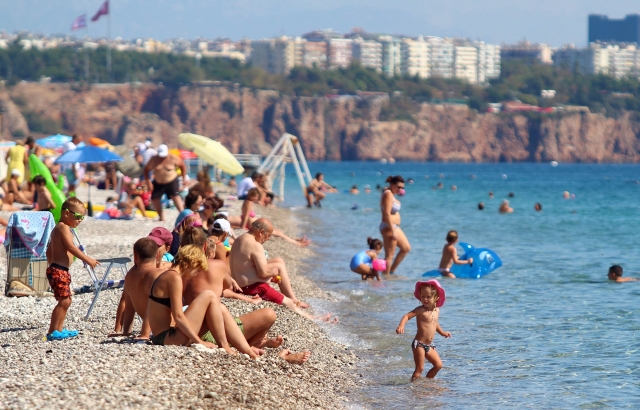  Antalya'da sahiller sonbaharda da dolu  
