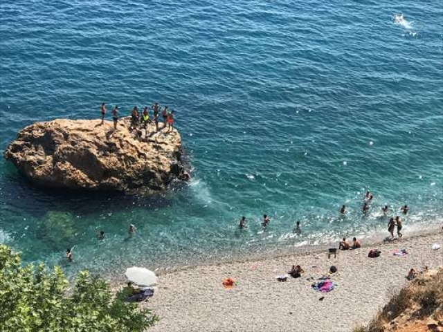 Antalya'da sahillerde yoğunluk