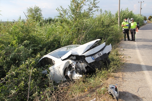 Antalya'da şarampole devrilen otomobilin sürücüsü yaralandı