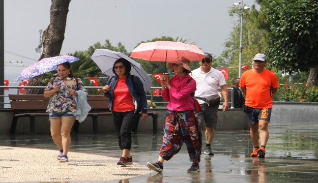  Antalya'da sınava giden öğrencilere yağmur sürprizi  