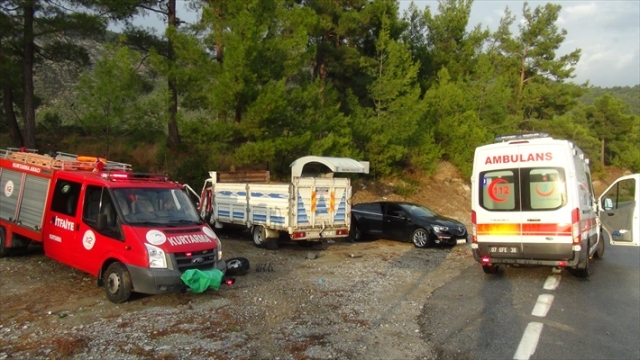 Antalya'da ticari araç ve kamyonet çarpıştı: 1 ölü, 2 yaralı