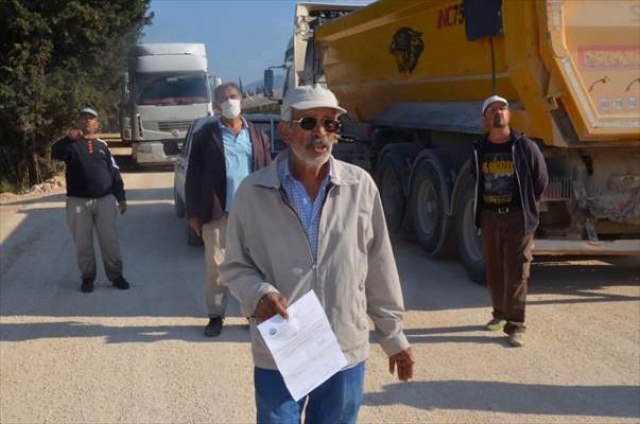 Antalya'da tozdan rahatsız olan mahalle sakinlerinden yol kapatma eylemi