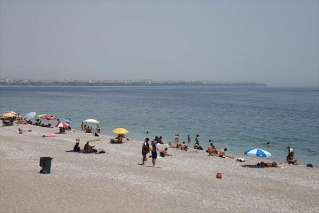 Antalya'da turistler sahilleri doldurdu