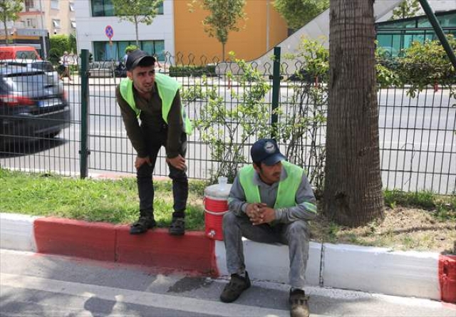 Antalya'da üst geçide çarpan vinçteki iki kişi yaralandı