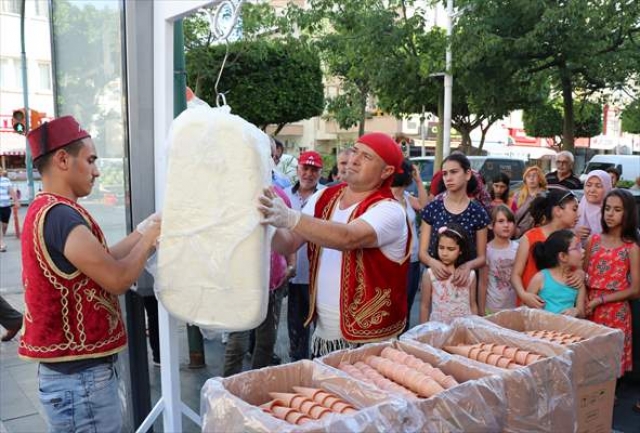 Antalya'da vatandaşlara ücretsiz dondurma dağıtıldı