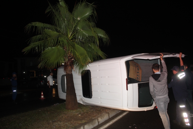 Antalya'da virajı alamayan tur minibüsü devrildi 