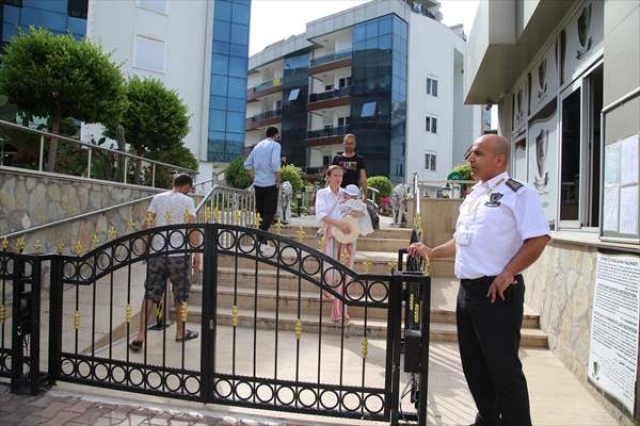 Antalya'da yüzme havuzundaki klor kokusundan 17 kişi etkilendi