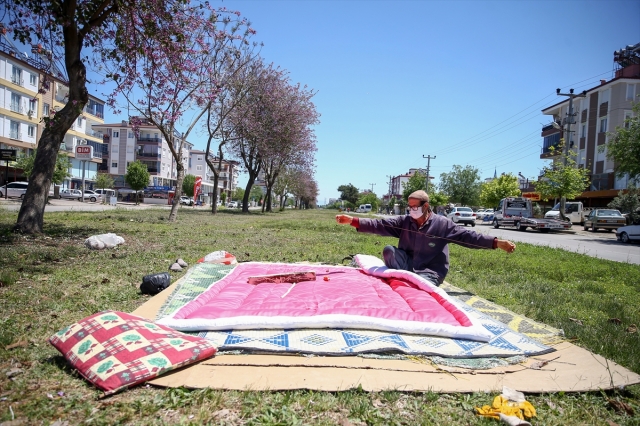 Antalya'nın "açık hava yorgancısı" mesleğini 45 yıldır sürdürüyor