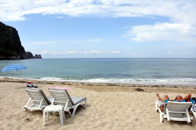 Antalya'nın plajlarında sosyal mesafeli "deniz keyfi" başladı