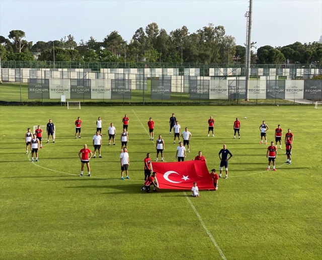 Antalyaspor, Türk bayraklı, sosyal mesafeli 19 Mayıs pozu verdi