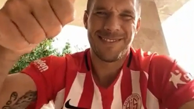 Antalyasporlu Podolski'den çocuklara, "Yıldız bir kere kayar ve onu yakalamalısınız" tavsiyesi