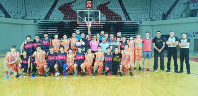 ASAT’lı basketbolcular sahaya pembe top ile çıktı 