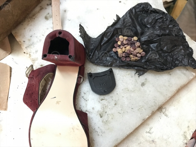 Ayakkabının topuğuna uyuşturucu hap gizlemişler