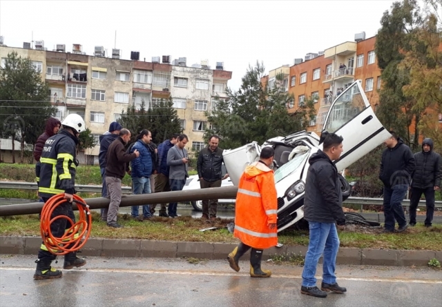 Aydınlatma direğine çarpan aracın sürücüsü öldü