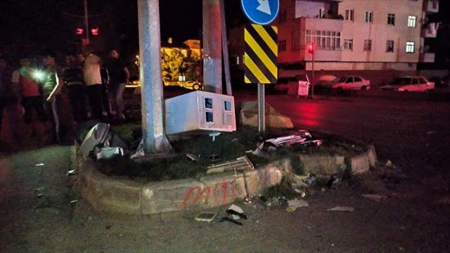 Aydınlatma direğine çarpan otomobilin sürücüsü ağır yaralandı