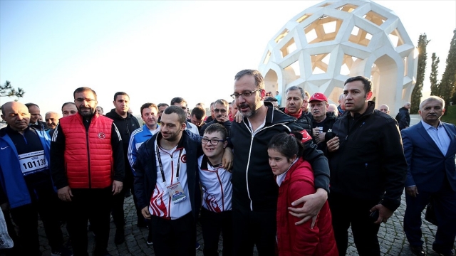 Bakan Kasapoğlu ve milli sporcular 15 Temmuz Şehitler Anıtı'nı ziyaret etti