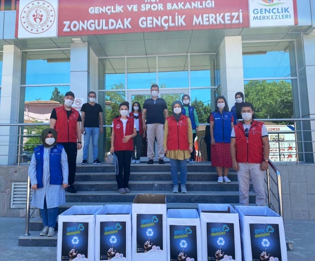 Bakan Kasapoğlu: "YKS'de dağıtılan kalemler gönüllü gençler tarafından üretildi"