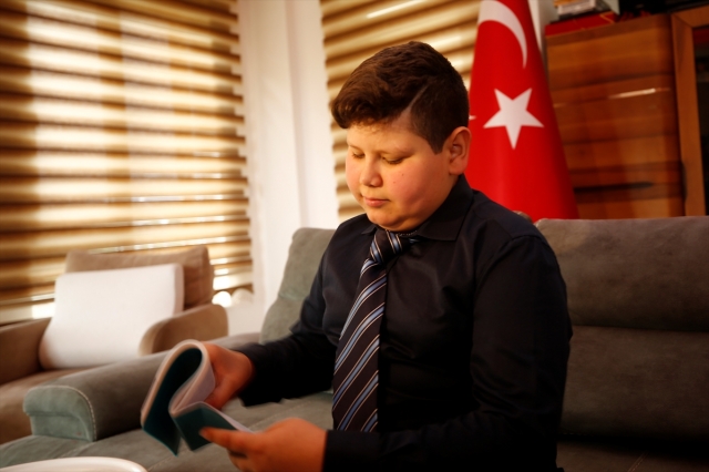 Bakan Çavuşoğlu, video konferans ile koltuğunu Antalya'daki şehit çocuğuna devretti