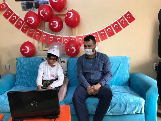 Bakan Pakdemirli'nin, çiftçi çocuklarıyla video konferansla bir araya gelmesi
