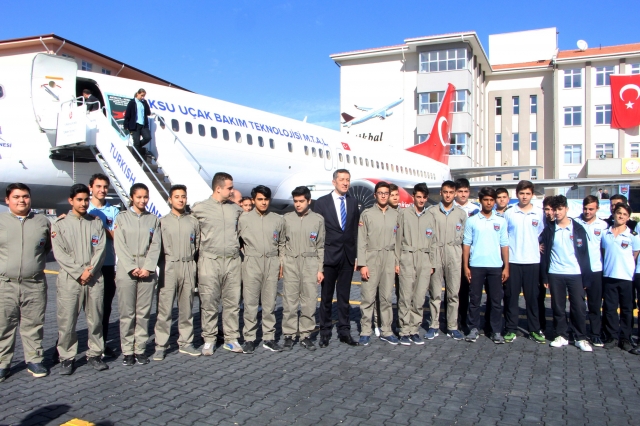  Bakan Ziya Selçuk, dev uçağın önünde öğrenciler olmadan fotoğraf çektirmedi 