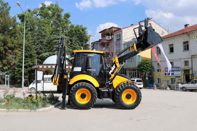 Bakanlık'tan Senirkent'e iş makinası hibe edildi