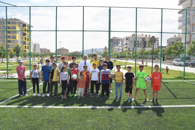 Başkan Başdeğirmen, gençlere sürpriz yaptı