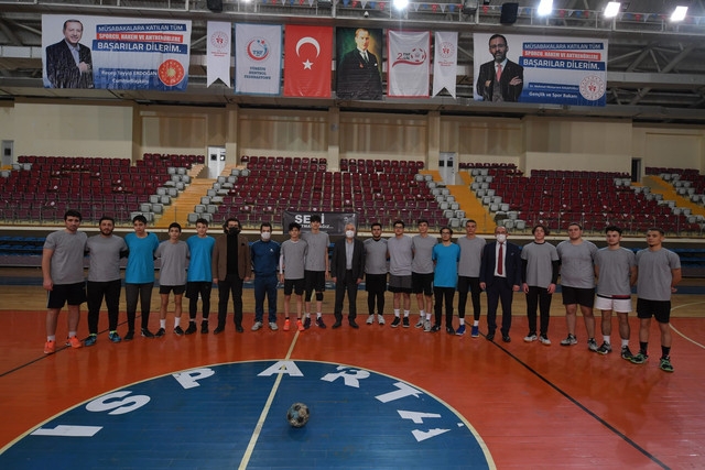 ​Başkan Başdeğirmen, Hentbol Takımının antrenmanını ziyaret etti
