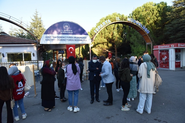 BAŞKAN  GÖK ÜNİVERSİTE ÖĞRENCİLERİNİ
İLK GÜNLERİNDE YALNIZ BIRAKMADI