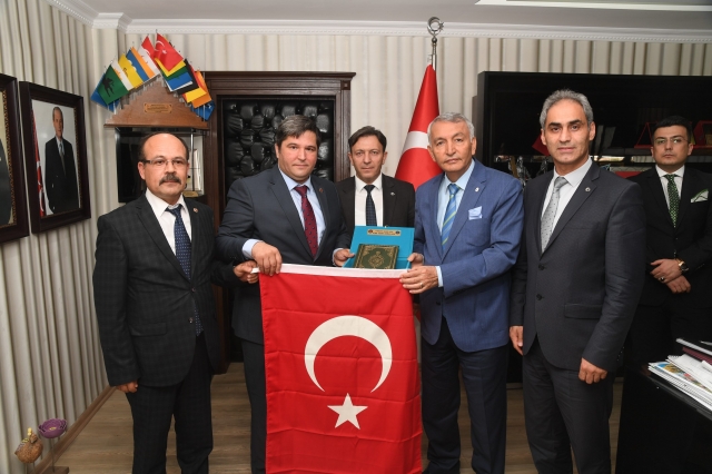 Başkan Günaydın sendikacıları konuk etti, Müftü Şahin'e konuk oldu 