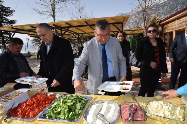 BAŞKAN VELİ GÖK ÇEVRE TEMİZLİK İŞLERİ PESONELİ İLE KAHVALTIDA BULUŞTU