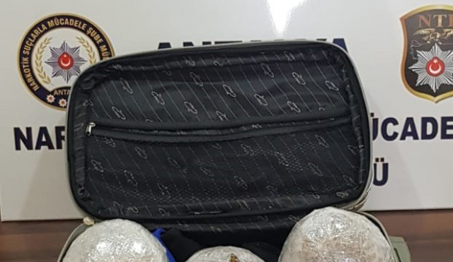 Bavul içinde 3 kilo uyuşturucu ele geçirildi 