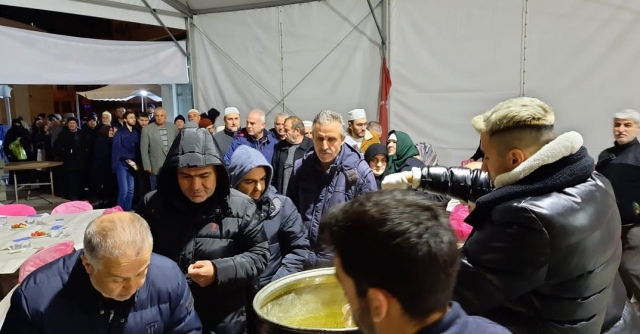Belediye Pazar Camii'nde İbadete Kalanlara Sahur İkramı Başladı