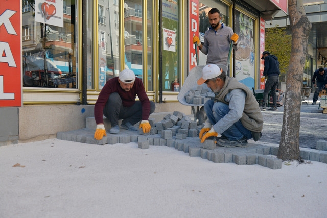 Belediyenin ürettiği begonit taşlar
kaldırım ve meydanlara renk katıyor