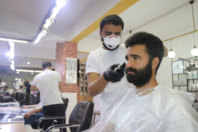  Berber, kuaför ve güzellik salonları yeniden faaliyete geçti
