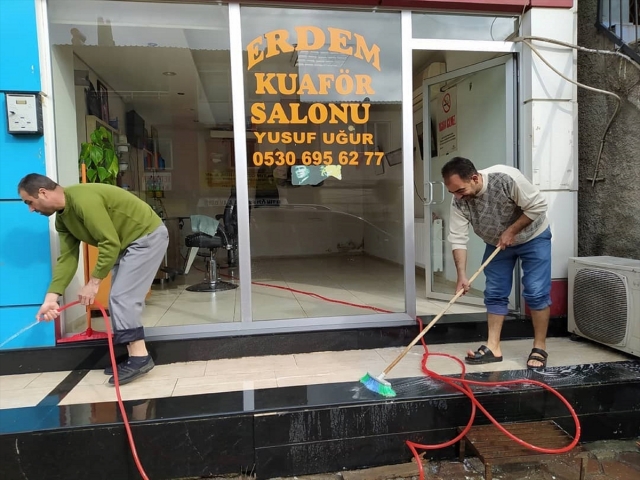  berber ve kuaförler açılışa hazırlanıyor