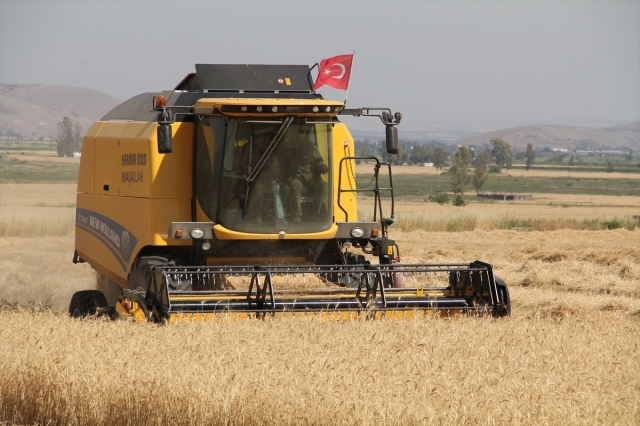 Biçerdöver operatörleri Ramazan Bayramı'nı sevdiklerinden uzakta geçirdi