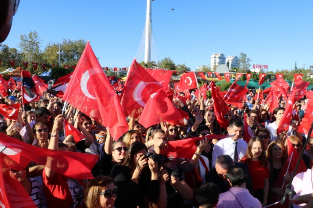 Binlerce kadın aynı anda İstiklal Marşı ve Andımız'ı okudu