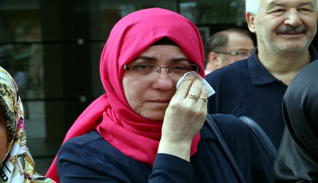 Bir günlük askerlerin aileleri gözyaşlarını tutamadı   