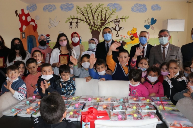“Bir Teneffüs Bir Nefes Projesi” Kapsamında Şehit Bayram Şenol İlkokuluna Kütüphane Kuruldu
