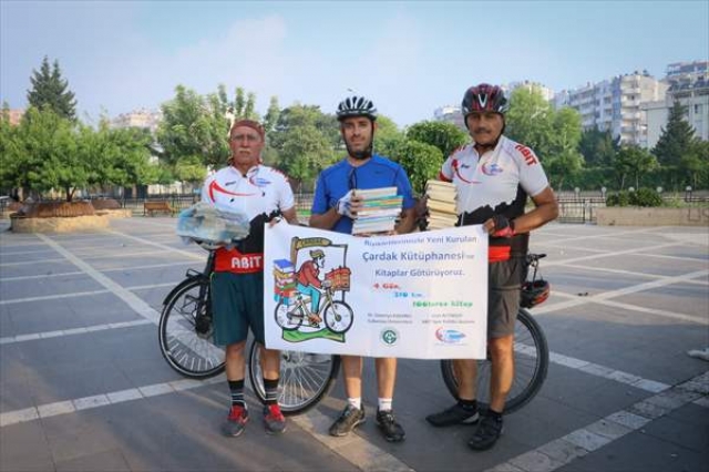 Bisikletle 310 kilometre kitap taşıyacaklar