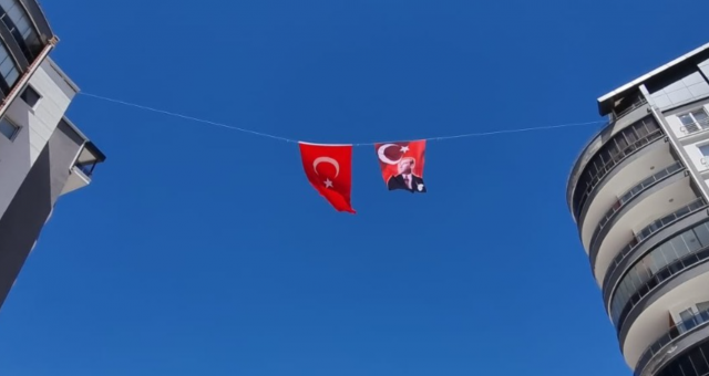 "Bu eser, Türk milletinin hürriyet ve istiklal fikrinin layemut* abidesidir"